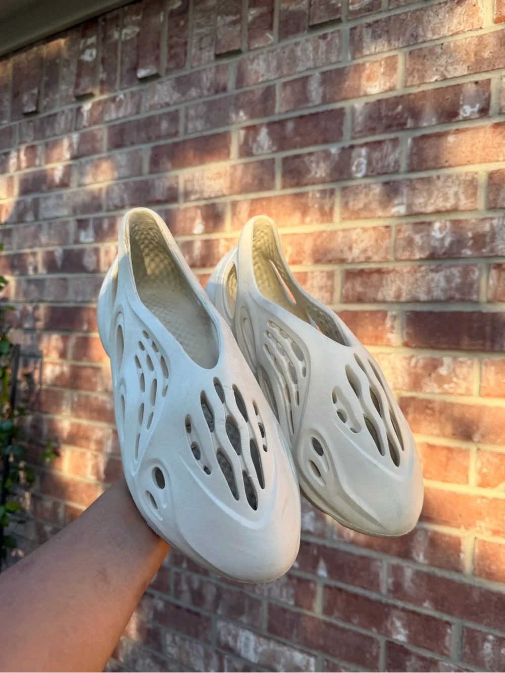 Yeezy Foam Runners in Light Cream/Off-White Size 8